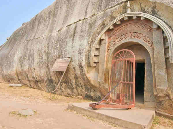 बौद्ध गुफाएं और स्तूप