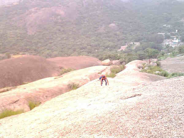 सड़क द्वारा