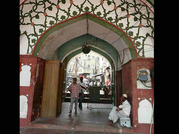 मस्जिद के अंदर कब्रगाह