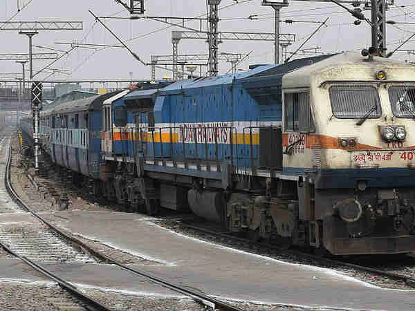 ट्रेन में स्लीपर सस्ता तो ऐसी महंगा