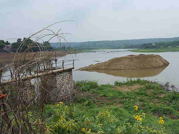 दमादम झील