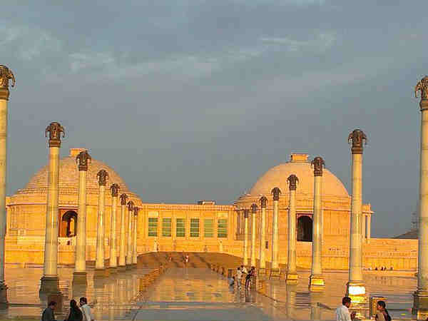 बलुआ पत्थर से है निर्मित