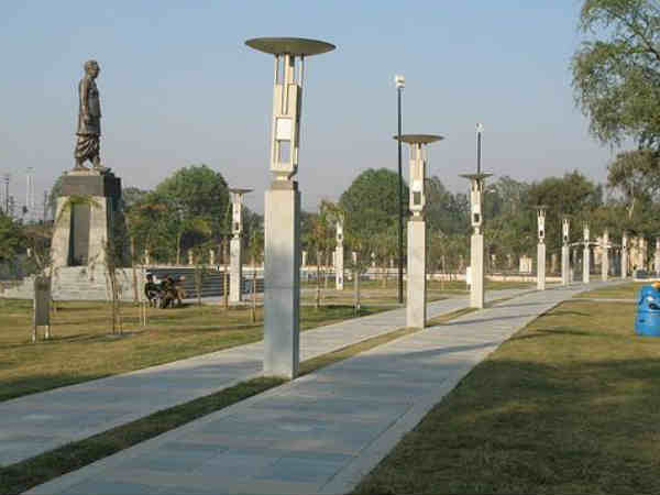 आसपास क्या घूमे