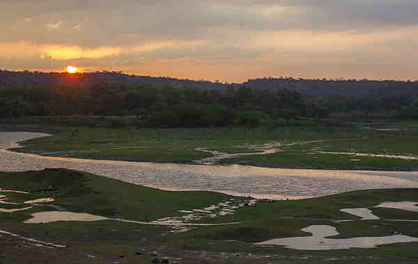 दमादम झील