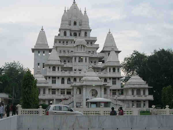 कैसे पहुंचे पागल बाबा मंदिर?