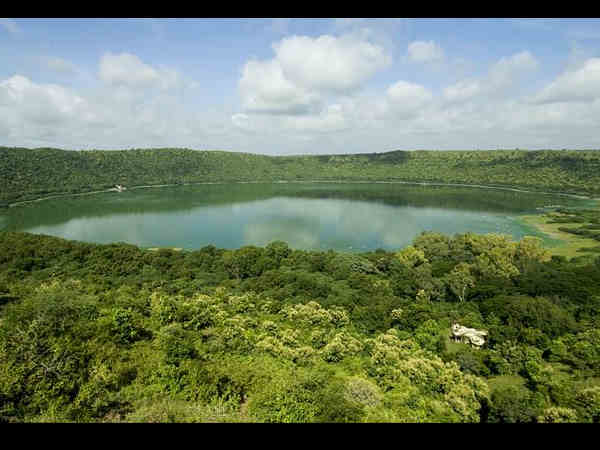 लोनार झील