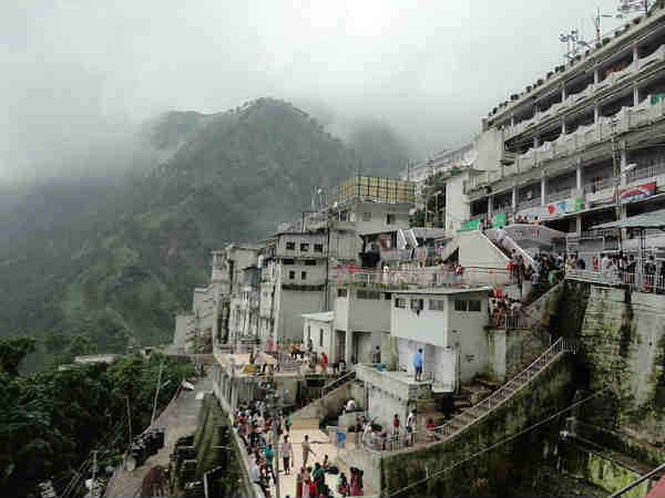 साफ़ कपड़े पहने