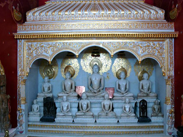 मंदिर में चार प्रतिमाएं