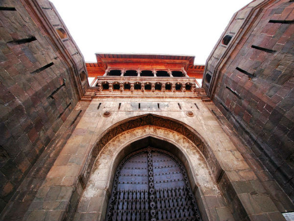 पहला स्टॉप पुणे में