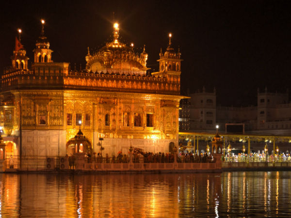 अमृतसर के कुंड में पवित्र डुबकी