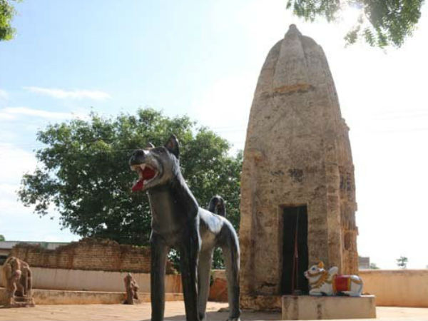 कुकुर की एक प्रतिमा