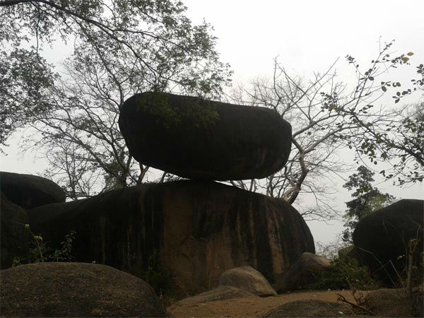 बैलेंसिंग रॉक्स