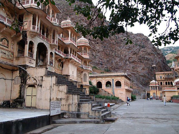 कैसे पहुंचे जयपुर