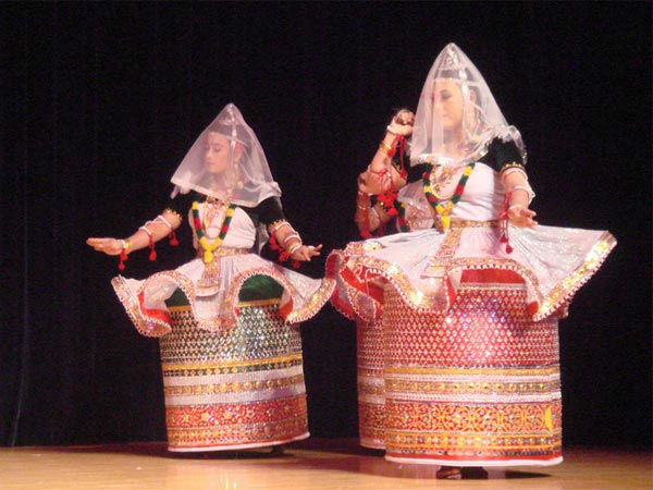मणिपुर नृत्य प्रस्तुति देखें
