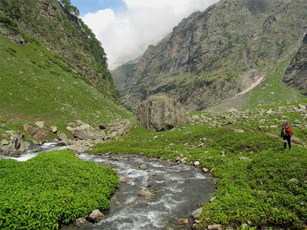 ह्म्ता पास ट्रेक