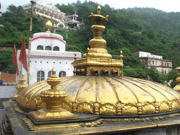 नंगे पांव मां के दरबार पहुंचा अकबर