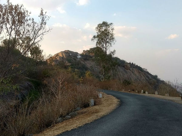 कैसे पहुंचे देवरायनदुर्ग