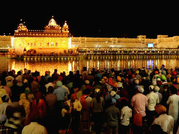 श्रद्धालुयों का जमावड़ा