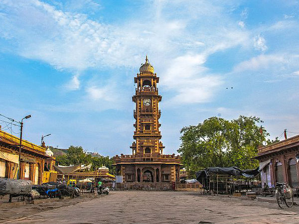 शाम को क्लॉक टावर घूमे