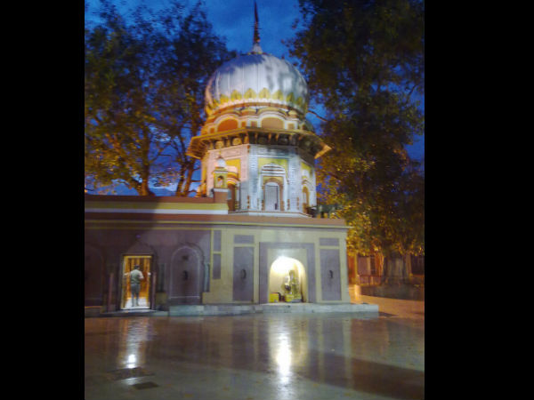 त्रिलोकपुर मंदिर