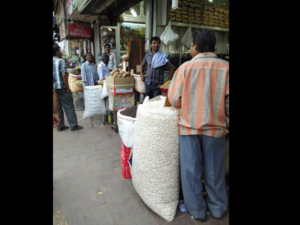सिर्फ मसाले ही नहीं बल्कि यहां मिठाईयां भी है...