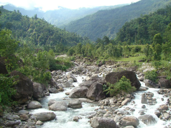 रियांग नदी के किनारे बैठे