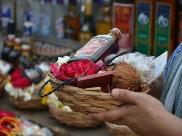 मंदिर के आसपास है शराब की दुकान