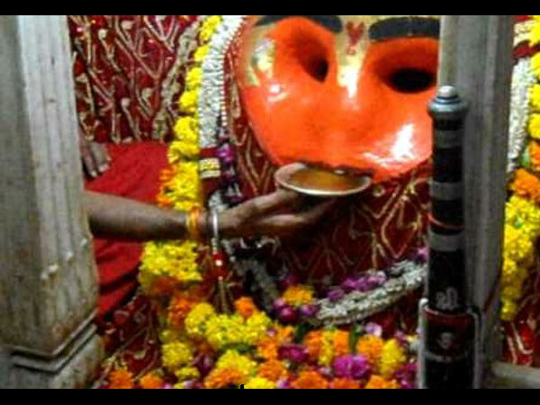 भक्तो द्वारा चढ़ाई गयी मदिरा