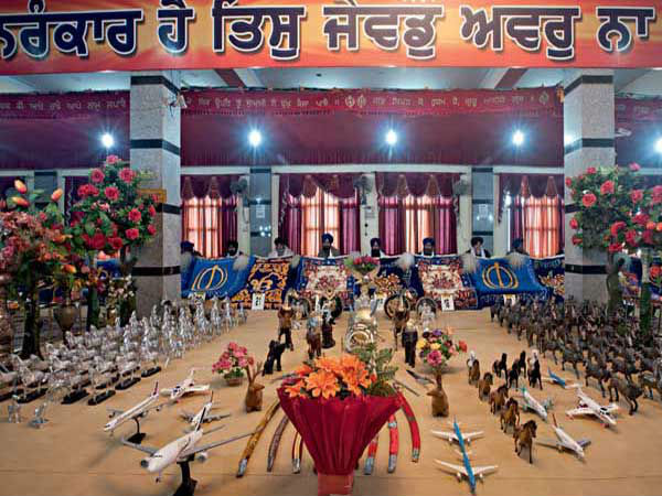 जहाज की कीमत सौ रूपये से लेकर हजार रूपये