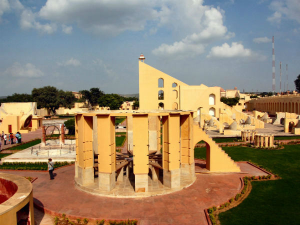 जंतर-मंतर की यात्रा पर वैज्ञानिक ज्ञान भी लें