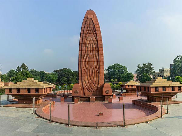 जलियांवाला बाग में श्रद्धांजलि