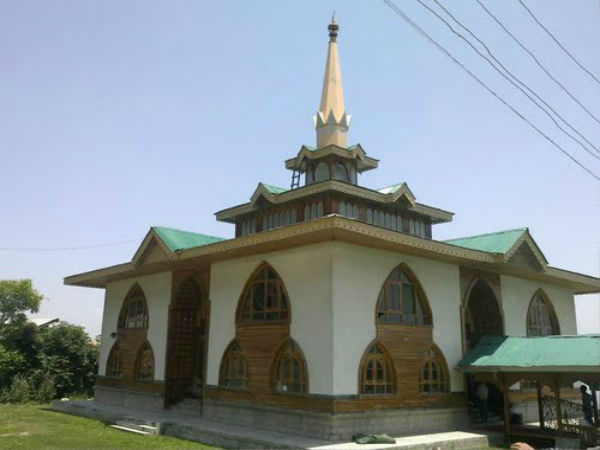 बाबा रेशी के पवित्र मंदिर के दर्शन