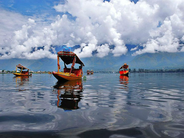 डल झील पर शिकारा में सैर