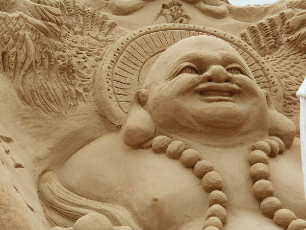 हंसता हुआ बुद्धा