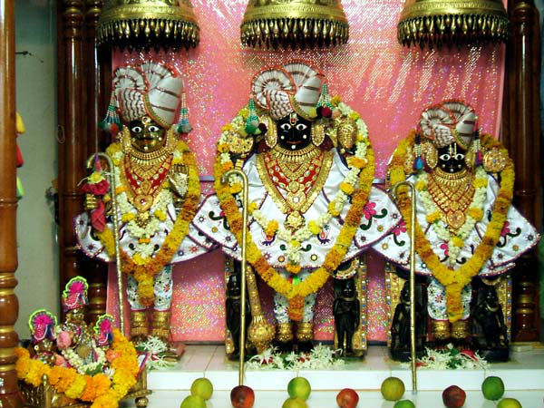 मुख्य मंदिर के अलावा, अन्य आकर्षण