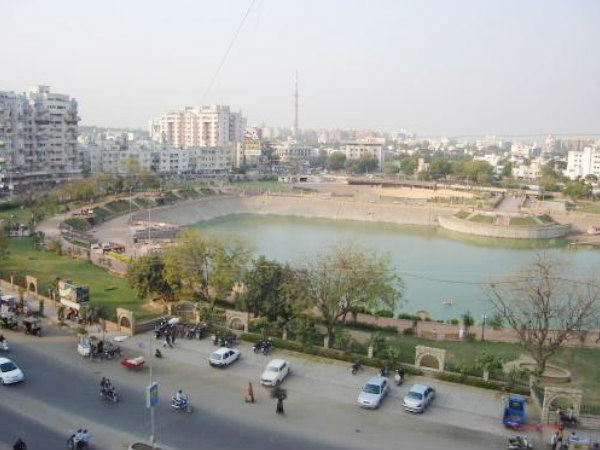 वस्त्रापुर झील
