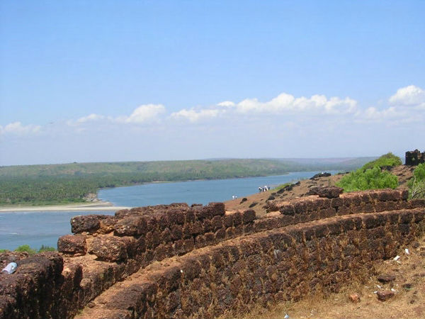 किले में दो सुरंगों को देख सकते हैं