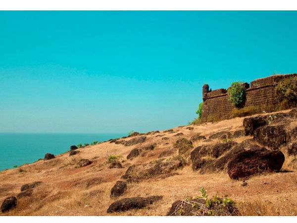 किले की सैर के लिए ले सकते हैं कार या बाइक