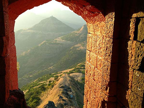पहाड़ी चोटी पर बना खतरनाक किला