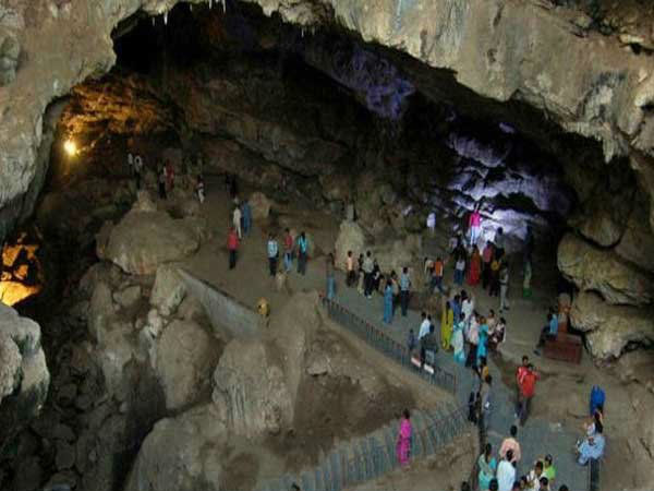 कैसे पहुंचे गुफा