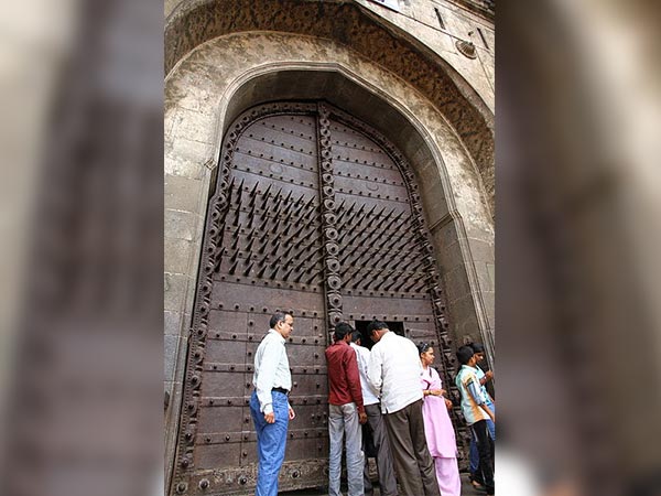 किले के विशाल दरवाजे