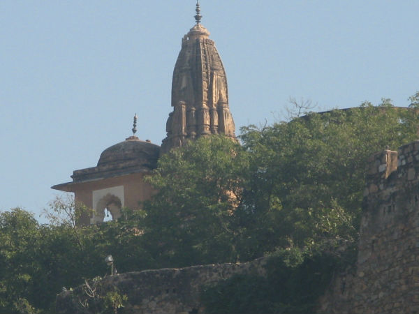 कहां स्थित है एकलिंगेश्वर मंदिर ?