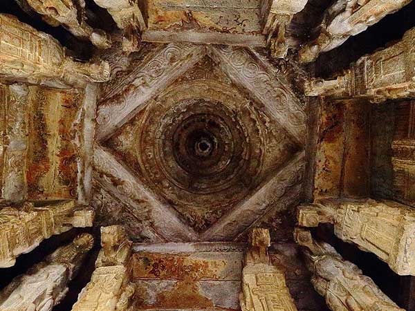 रहस्यमय स्तंभों वाला मंदिर