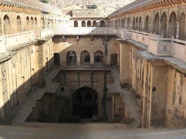 नीमराना की बावड़ी