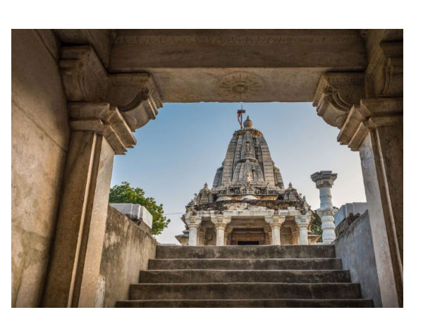 मंदिर की सीढियों पर