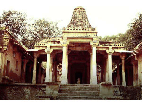 एक हाथ से काटी पूरी चट्टान