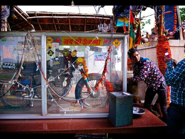 सड़क दुर्घटना से बचने के लिए बुलेट बाबा की पूजा