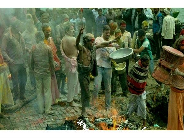 बाबा विश्वनाथ के दरबार से शुरू होती है होली