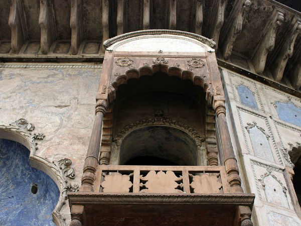 दरवाजे की नक्काशी है कमाल