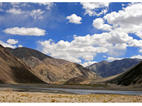 उंचे पहाड़ी चट्टान